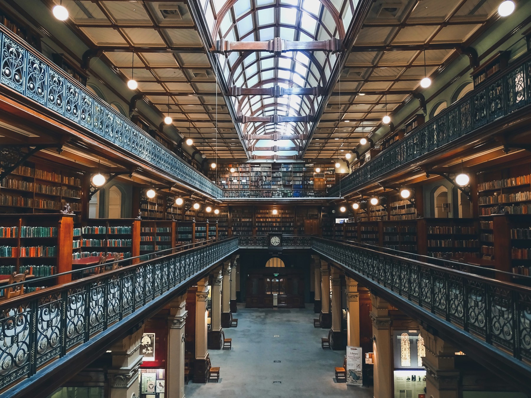 Een grote bibliotheek met boekenkasten over meerdere verdiepingen