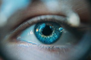 close up blauw menselijk oog