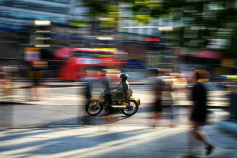 wazige scooter stadsverkeer londen