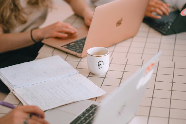 7. Laptops Koffie Notitieboek Samenwerken Aan Tafel 768x512