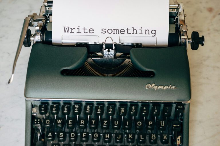 typemachine papier met tekst write something
